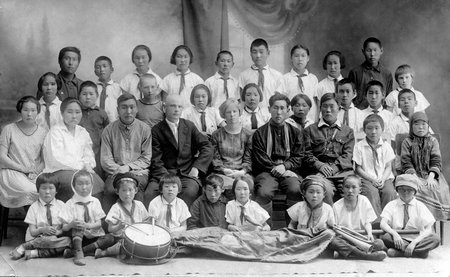 Первые нанайские пионеротряды – Нижнее-Халбинский и Горюнский (ст. Кондон) – на экскурсии в Хабаровске 5 июня 1931
